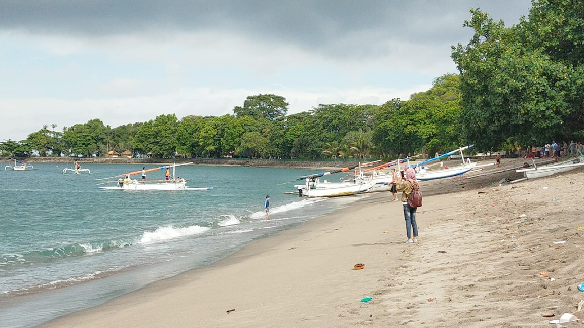 JANGAN PARKIR DI SINI: Beberapa perahu nelayan hanya bisa bersandar di bibir Pantai Senggigi setelah petugas melakukan penertiban, Senin (5/4/2021). (Nurul/Lombok Post)