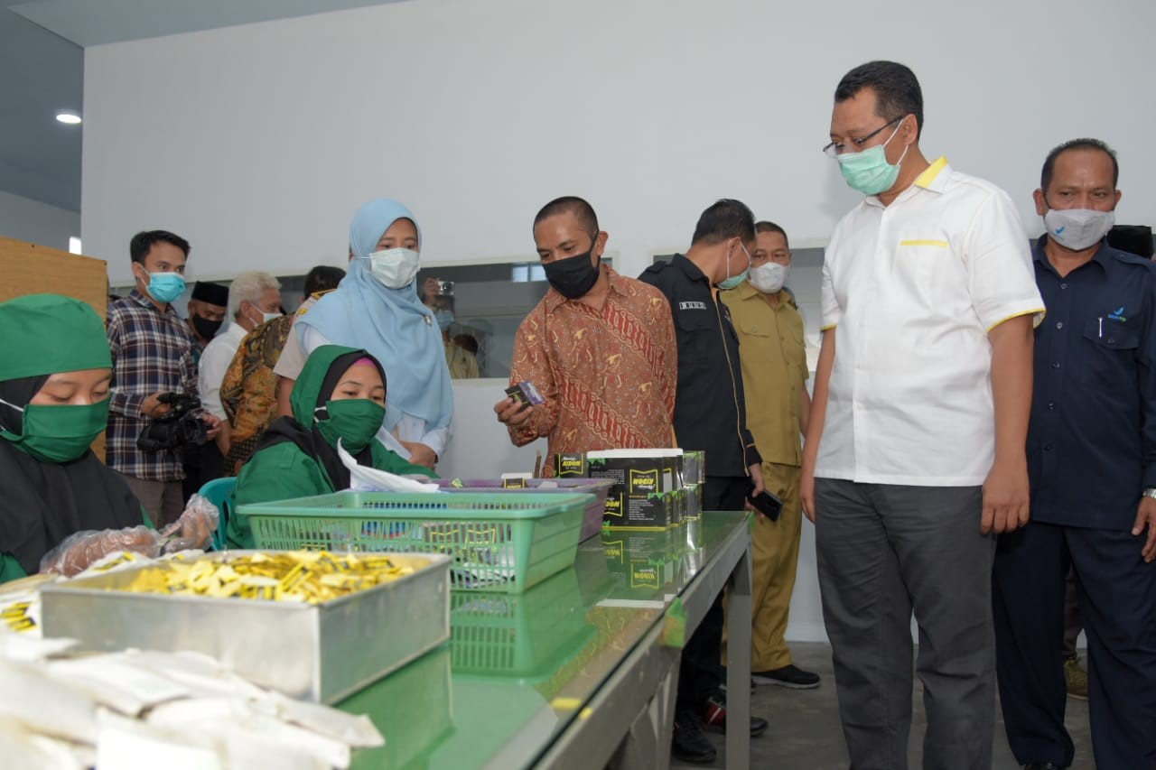 CEK KUALITAS: Gubernur NTB Zulkieflimansyah (baju putih) saat berkunjung ke lokasi produksi pengusaha industrialisasi teh kelor NTB, beberapa waktu lalu.