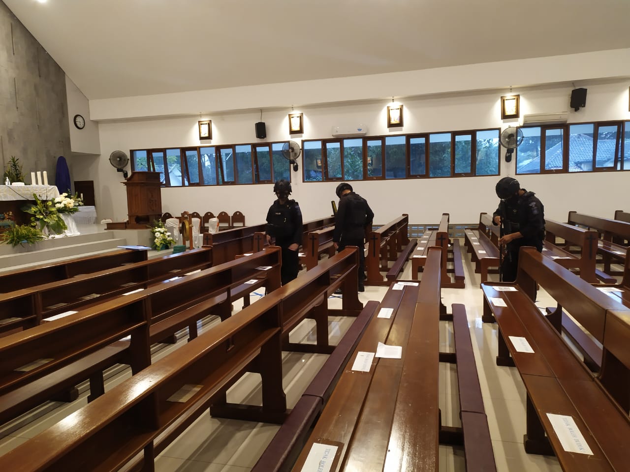 DIPASTIKAN AMAN: Tim gegana memeriksa ruangan salah satu gereja di Kota Bima menggunakan metal detector, Jumat (2/4/2021). (Polres Bima Kota for Lombok Post)