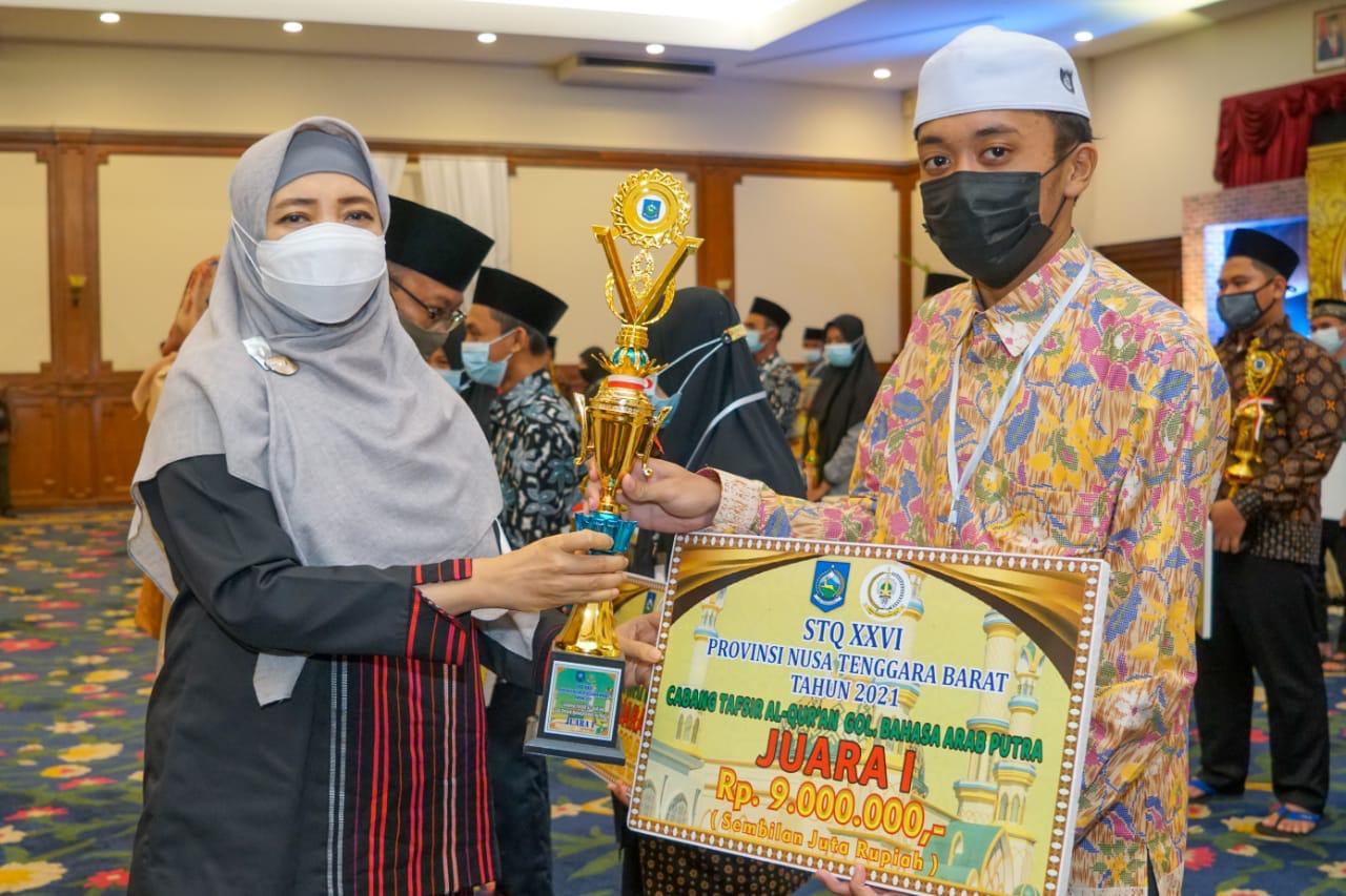 SELAMAT YA: Wakil Gubernur NTB Hj Sitti Rohmi Djalilah secara simbolis menyerahkan piala dan hadiah uang tunai kepada peserta pemenang STQ XXVI Tingkat Provinsi NTB, di Ballroom Hotel Grand Legi Mataram, Rabu (7/4/2021). (Diskominfotik NTB for Lombok Post