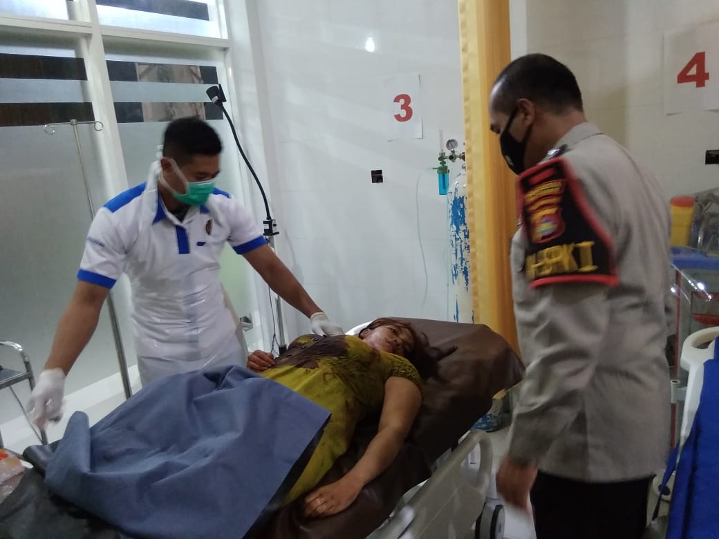 Petugas dari Polsek Ampenan saat membawa korban Alimah ke RS Bhayangkara Mataram, Sabtu dini hari (17/4/2021). (IST/Lombok Post)