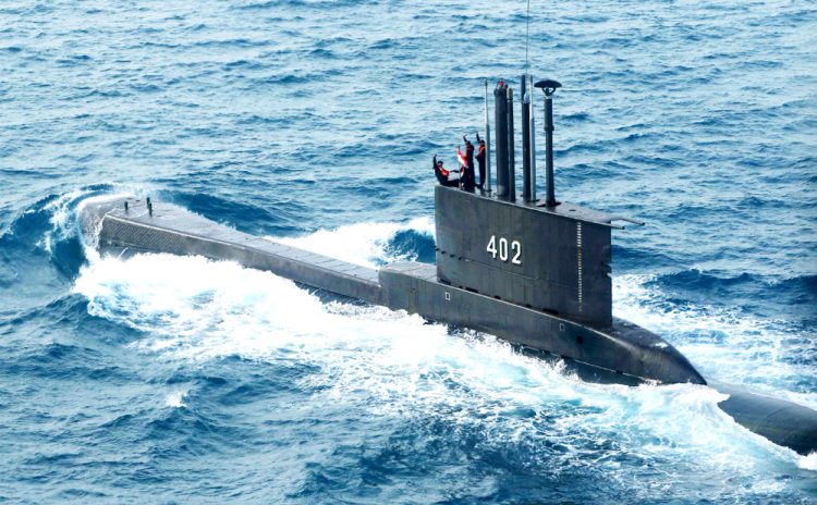 Kapal Selam KRI Nanggala-402 saat latihan pratugas pengamanan perbatasan di perairan Pulau Karimunjawa pada 20 Januari 2017. (GUSLAN GUMILANG/JAWA POS)