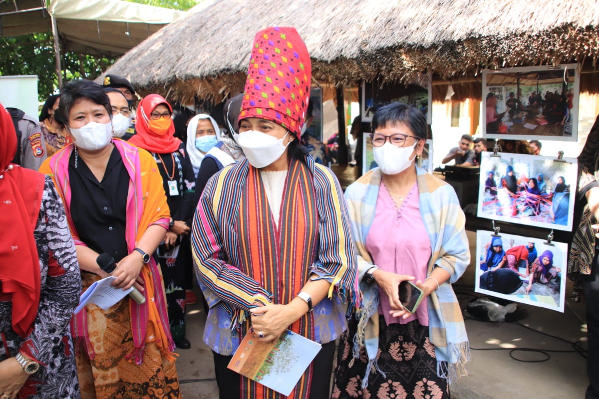APRESIASI: Menteri Pemberdayaan Perempuan dan Perlindungan Anak (PPPA) Gusti Ayu Bintang Darmawati (dua dari kanan) usai meresmikan Radio Sekolah Perempuan Darurat Siaga Covid-19 atau