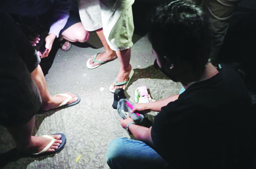 CARI BARANG BUKTI: Tim Satresnarkoba Polresta Mataram menggeledah tas milik Bedeng, terduga pengedar sabu di Jalan Candi Pawon, Lingkungan Abian Tubuh Utara, Cakranegara Selatan Baru, Selasa malam (13/4/2021). (IST/Lombok Post)