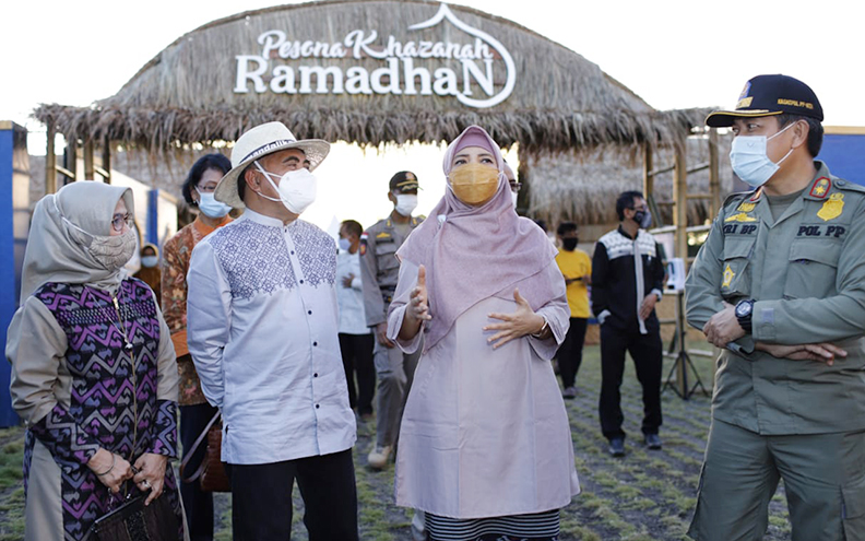 AGENDA PARIWISATA: Wakil Gubernur NTB Hj Sitti Rohmi Djalilah (dua dari kanan) usai membuka secara resmi kegiatan tahunan Pesona Khazanah Ramadhan di Islamic Center NTB, Kamis (22/4/2021). (Diskominfotik NTB for Lombok Post)