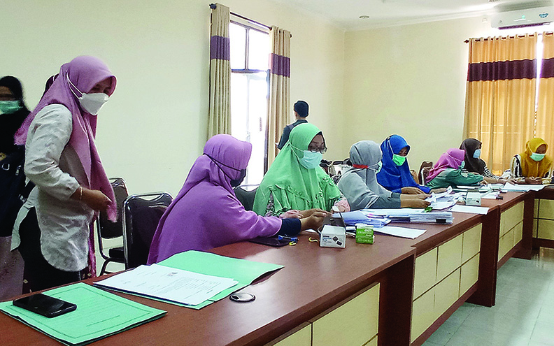 VERIFIKASI DATA: Sejumlah petugas Dinas Kesehatan Kota Mataram memverifikasi data nakes yang menangani pasien Covid-19, Kamis (22/4/2021). Para nakes akan menerima haknya pekan ini. (Toni/Lombok Post)