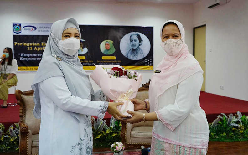 PEREMPUAN BERDAYA: Wakil Gubernur NTB Hj Sitti Rohmi Djalilah (kiri) menerima buket bunga yang diberikan oleh Kepala Perwakilan BPKP Perwakilan NTB Dessy Adin (kanan) saat menghadiri perayaan Hari Kartini di kantor BPKP Perwakilan NTB, Rabu (21/4/2021). (