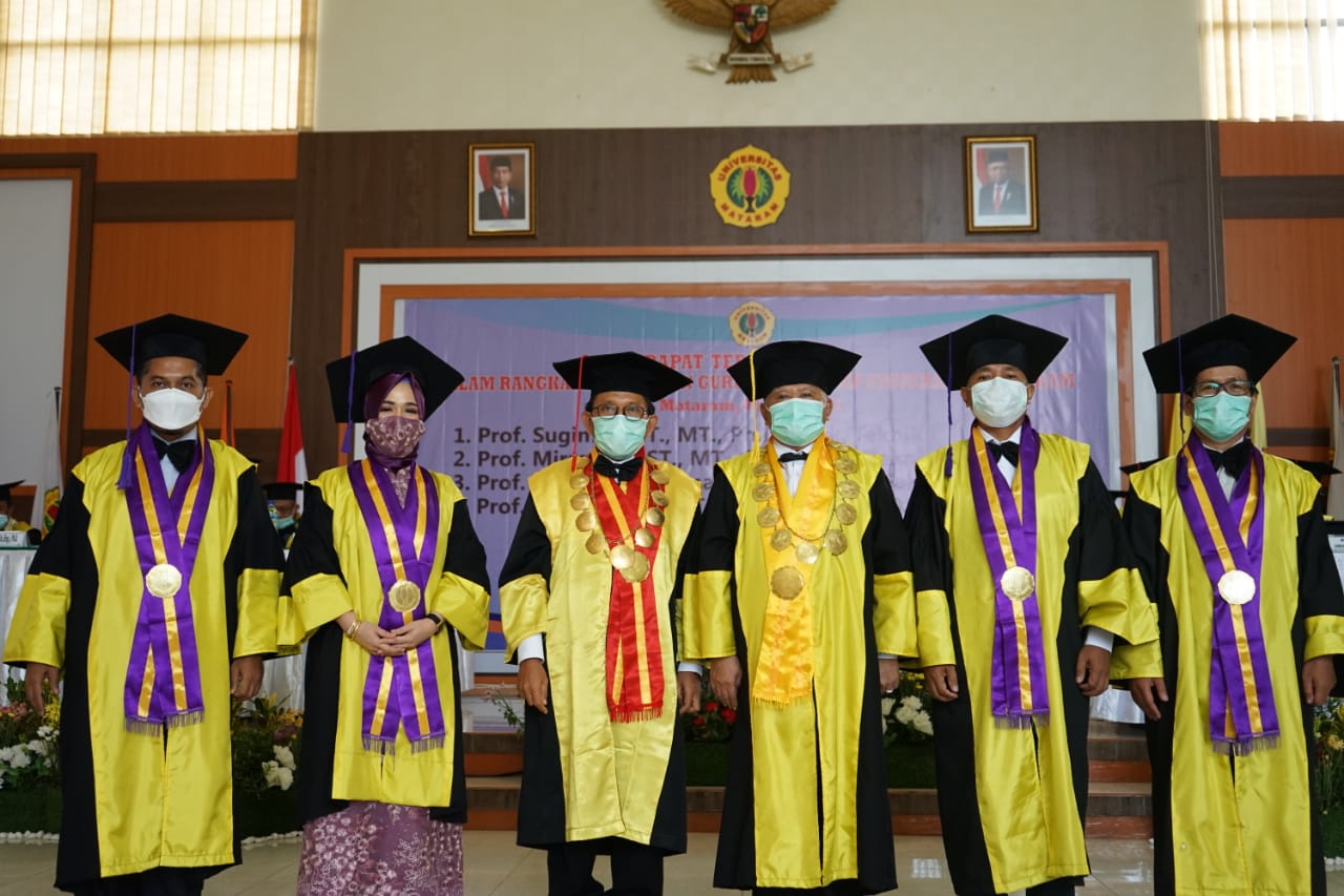 KUKUHKAN GURU BESAR: Rektor dan Senat Unram mendampingi guru besar yang baru dikukuhkan, Kamis (8/4/2021).