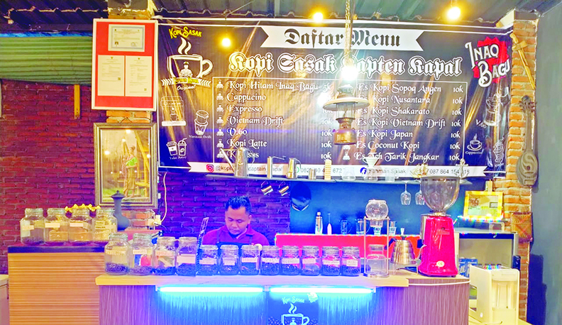 KOPINYA ORANG LOMBOK: Sahman, owner Kopi Sasak di kedai miliknya di Kampung Kuliner di Jalan Jenderal Sudirman, Rembiga, Kota Mataram, belum lama ini. (Rojai/Lombok Post)