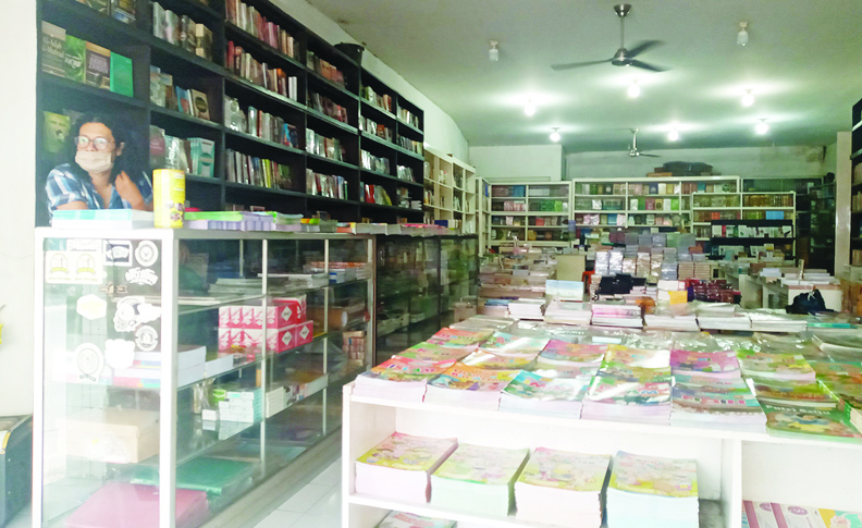 TETAP DIBURU: Majid, pemilik Toko Buku Dunia Ilmu yang ada di Jalan Yos Sudarso Ampenan membaca Alquran sembari menunggu pengunjung yang datang di toko miliknya, Rabu (14/4/2021). (Rojai/Lombok Post)