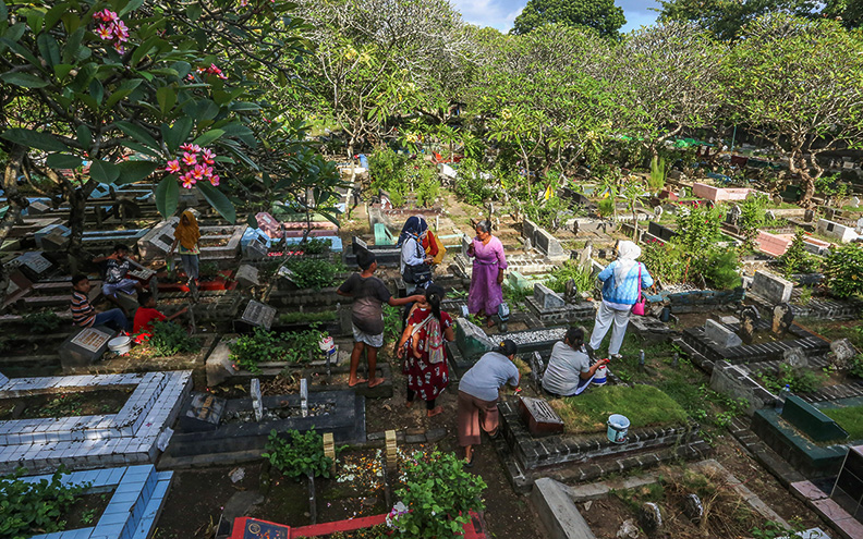 PENGURUSNYA DIROMBAK: Suasana TPU Karang Medain, Mataram, belum lama ini. (Ivan/Lombok Post)