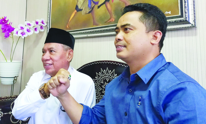 Ketua DPW PPP NTB terpilih H Muzihir (kiri) bersama sekretaris terpilih Muhammad Akri memberi keterangan di Mataram, senin (19/4/2021). (Zad/Lombok Post)