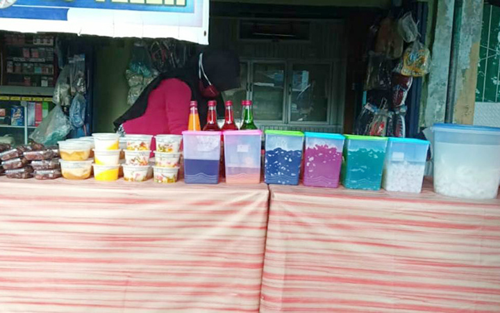 AYO AJUKAN BANTUAN: Seorang pelaku UMKM melayani  pembeli yang memesan makanan dan minuman di Kecamatan Sandubaya, Kota Mataram. Bantuan presiden di Kota Mataram dijatah tahun ini.