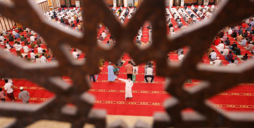 TERAPKAN PROKES: Seorang petugas mengarahkan jamaah untuk menjaga jarak saat salat berjamaah di Masjid Hubbul Wathan Islamic Center Mataram. Pada Ramadan nanti, masjid-masjid yang ada di Mataram akan sering disemprot disinfektan untuk mencegah terjadinya