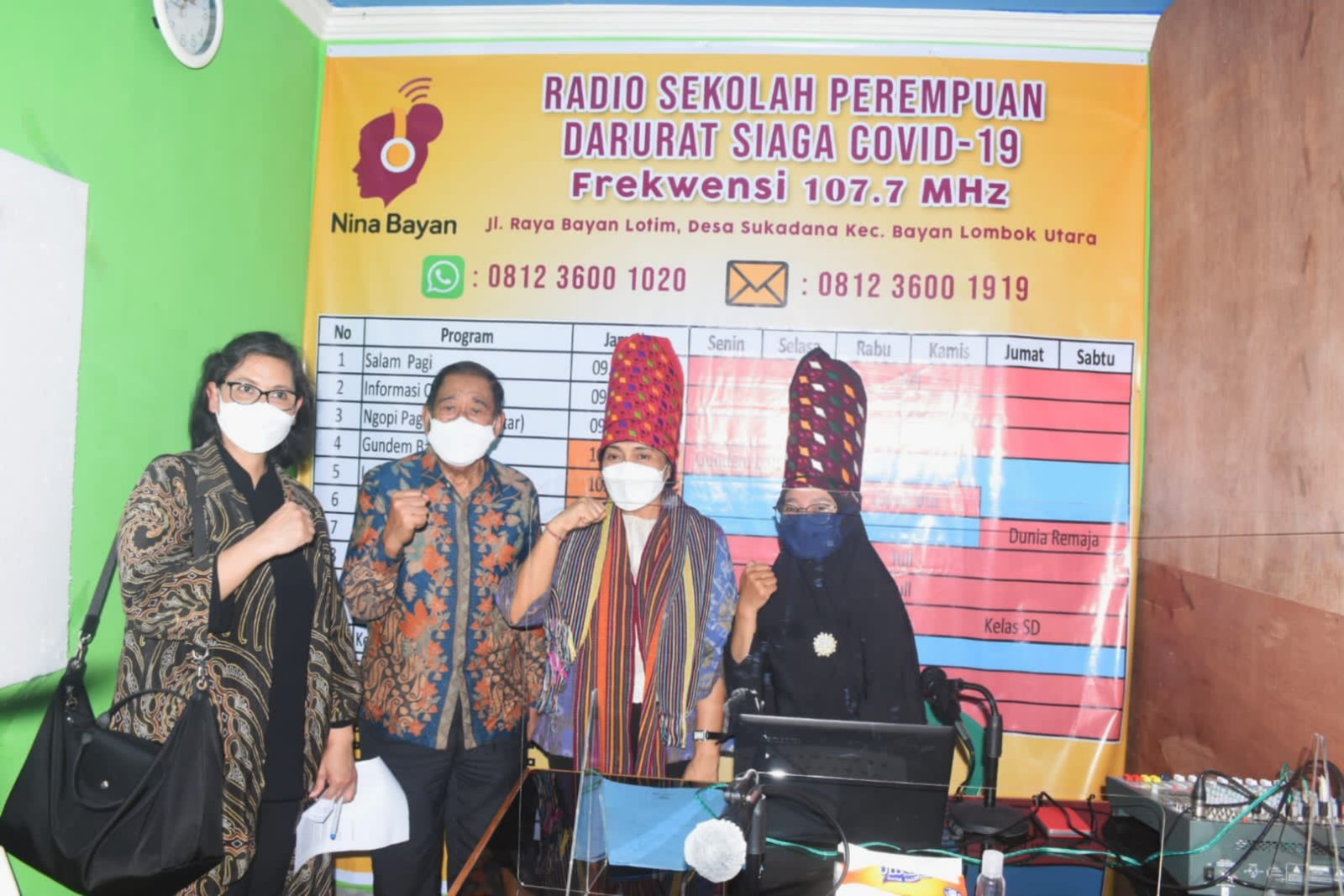 WADAH ASPIRASI: Menteri PPPA RI Ni Gusti Ayu Bintang Puspayoga (dua kanan) bersama Bupati Lombok Utara H Djohan Sjamsu (dua kiri) di lokasi radio sekolah perempuan Nina Bayan, Desa Sukadana, Kecamatana Bayan, Kamis (16/4).