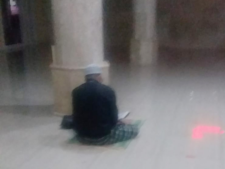 ILUSTRASI: Seorang warga melakukan iktikaf di salah satu masjid di Mataram di 10 malam terakhir Ramadan 1442 H. (Lombok Post)
