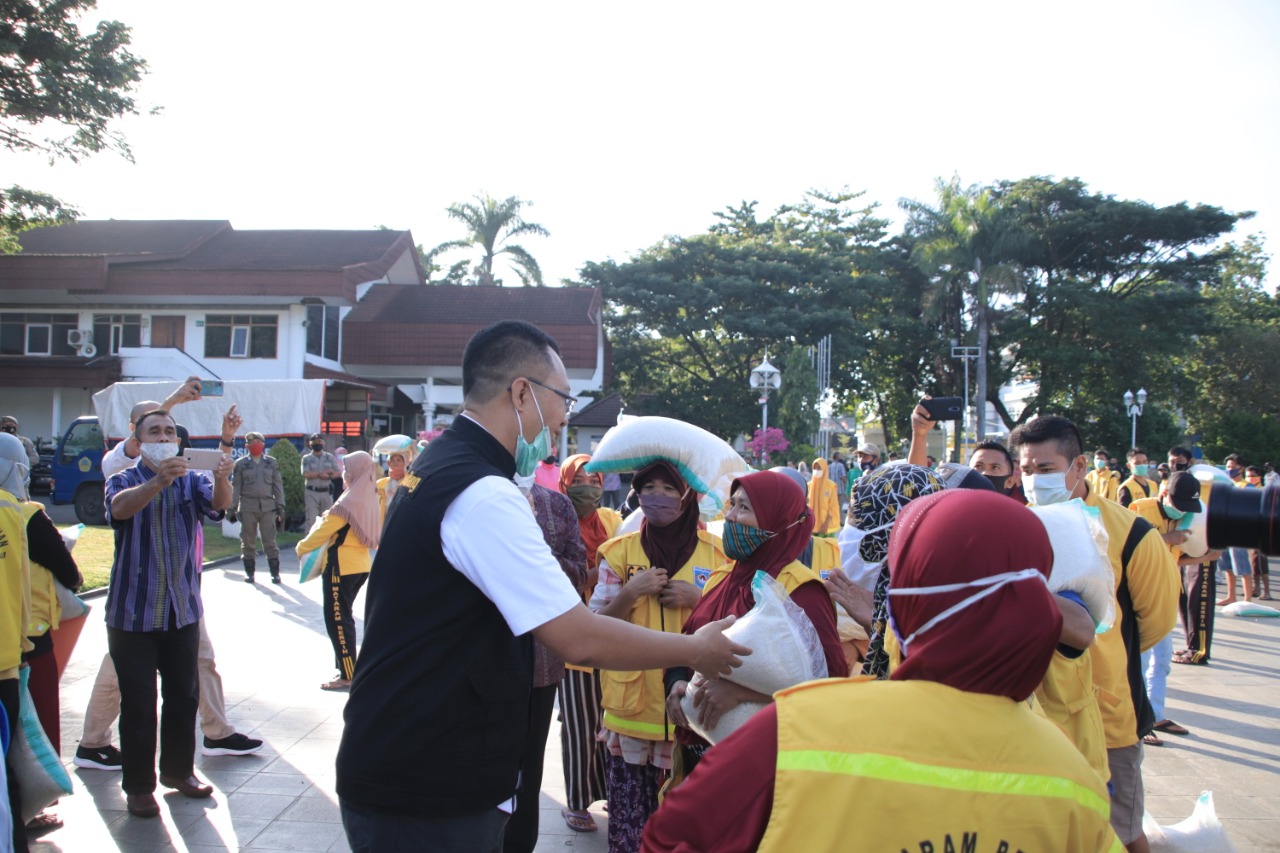 BERI BANTUAN: Gubernur NTB H Zulkieflimansyah menyalurkan bantuan sosial kepada 958 petugas kebersihan di Lapangan Bumi Gora, kantor gubernur NTB, Kamis (6/5/2021). (Diskominfotik NTB for Lombok Post)