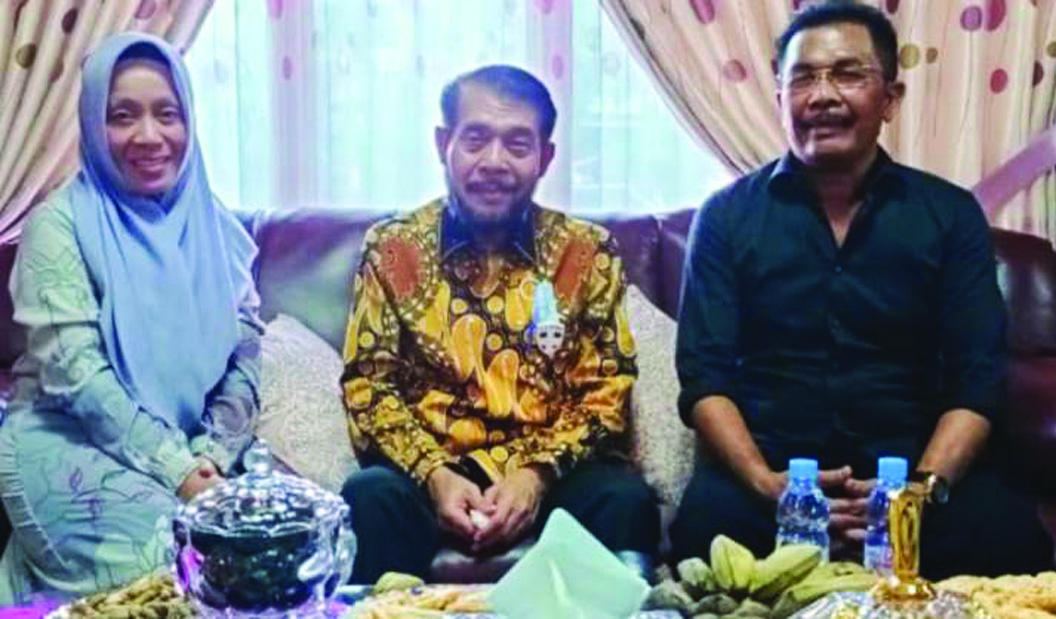 LEPAS KANGEN: Ketua MK Anwar Usman (tengah) saat berkunjung ke rumah sahabat lamanya, Kaharudin dan istrinya Jumhariah di Kelurahan Penanae, Kecamatan Raba, Kota Bima, Sabtu (22/5/2021). (Radar Tambora)