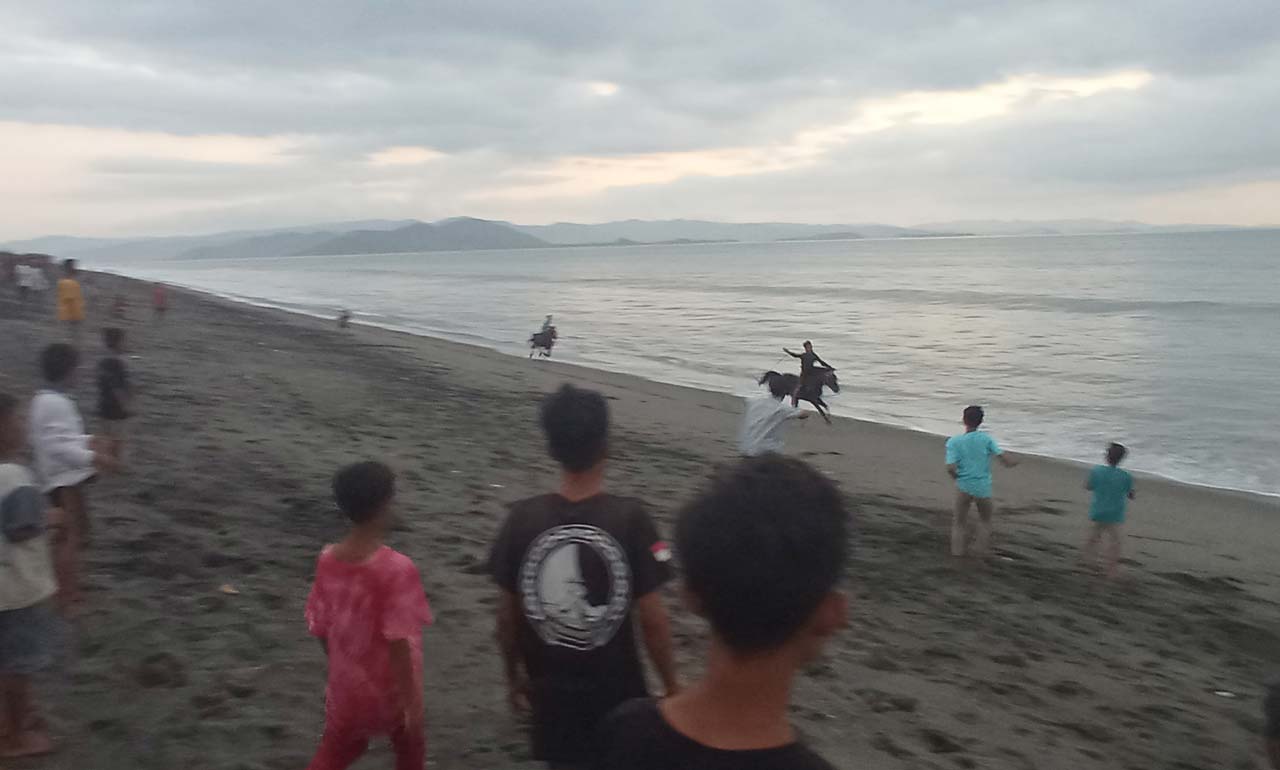 BALAP KUDA: Dua joki cilik memacu kuda di Pantai Buncit Desa Lembar, Rabu (26/5/2021) lalu.