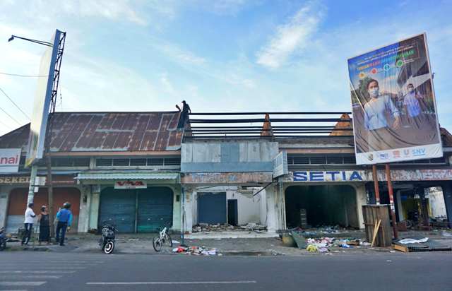 DIKOSONGKAN: Suasana pengosongan pertokoan lama Pancor di Kelurahan Pancor, Kecamatan Selong, Lombok Timur, Sabtu (15/5). Sesuai kesepatan para pedagang dengan Pemkab Lotim, pengosongan harus dilakukan dua hari setelah lebaran.