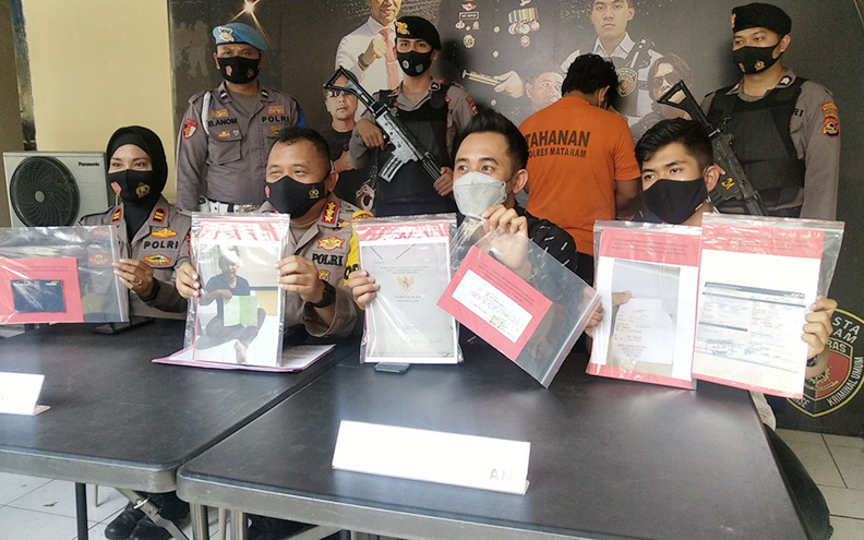 INI BUKTINYA: Kapolresta Mataram Kombes Pol Heri Wahyudi (dua dari kiri) didampingi Kasatreskrim Kompol Kadek Adi Budi Astawa (dua dari kanan) menunjukkan barang bukti penipuan dan penggelapan yang menjerat makelar tanah berinisial RI di Mapolresta Matara