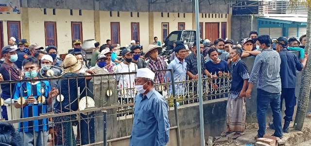 MENGGEDOR KADES: Sejumlah warga Dusun Montong Praje Barat, Desa Pengenjek, Kecamatan Jonggat, Loteng saat menggedor kantor desanya, Senin (24/5). (Dedi/Lombok Post)