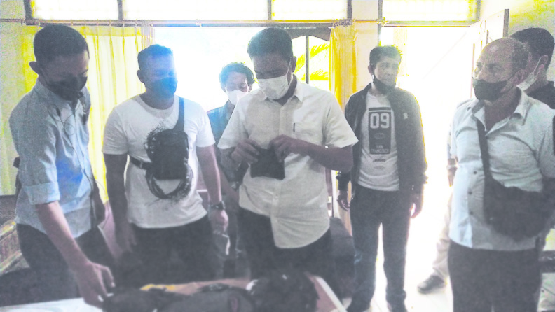 LIHAT SABU: Dirresnarkoba Polda NTB Kombes Pol Helmi Kwarta Kusuma Putra Rauf (tiga dari kiri) mengecek barang bukti sabu yang dikirim Eko di salah satu hotel di Senggigi, Lombok Barat, Jumat (28/5/2021). (Harli/Lombok Post)