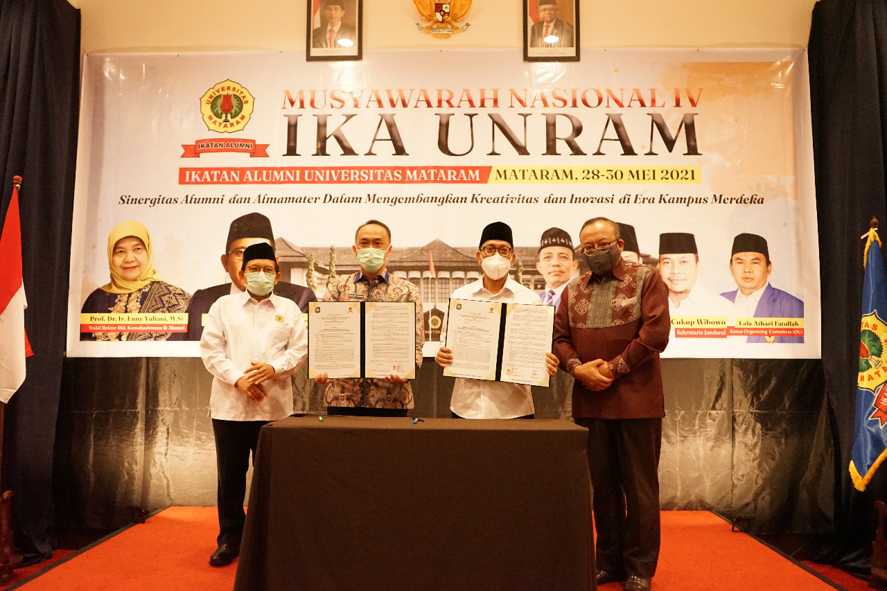 SERAHKAN MANDAT: Rektor Unram Prof H Lalu Husni (kiri) membuka Munas IV IKA Unram di Mataram, Jumat (28/5) lalu.