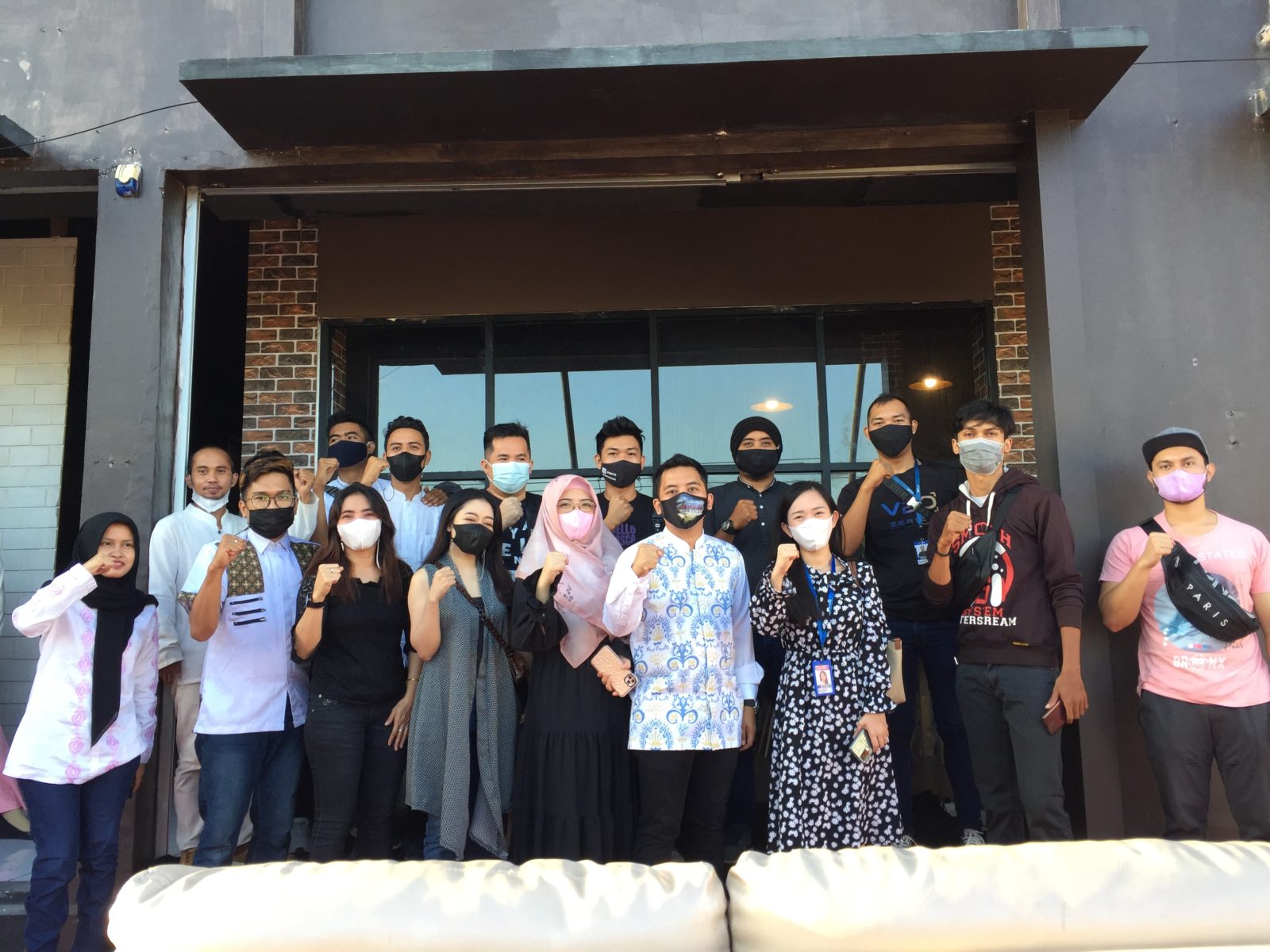 NEW LOOK NEW SPIRIT: Tim Ricky Smartphone bersama tamu undangan, usai Re-opening Ricky Smartphone, di Jalan Catur Warga No 16 ABC, Sabtu (8/5).