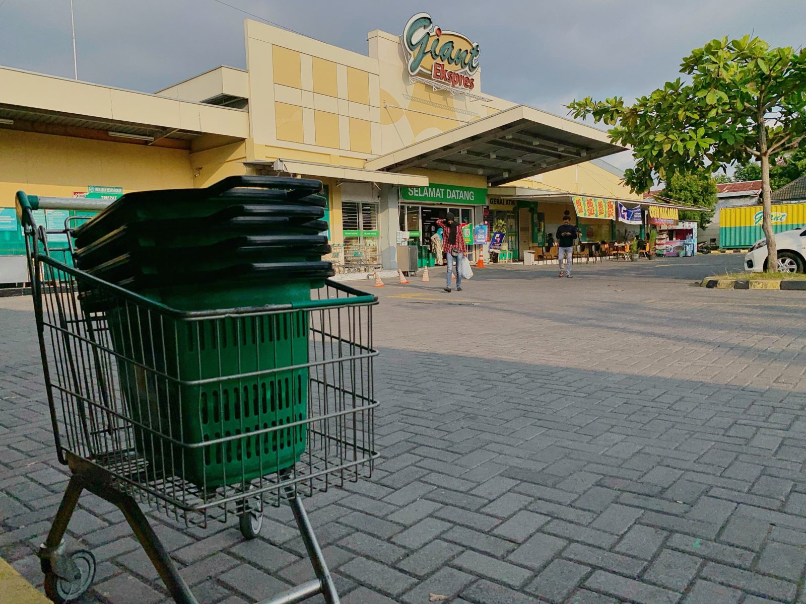 SEPI: Suasana di area parkir Giant Express tampak sepi, sore hari, (26/5). Dalam waktu satu bulan kedepan, gerai yang berlokasi di Jalan Panji Tilar ini segera tutup.