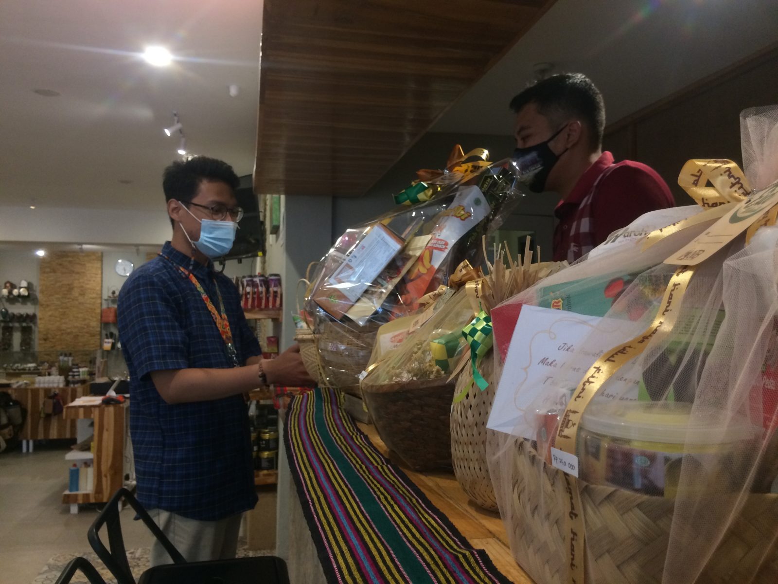 SIAP DIBORONG: Salah satu pengunjung memilih parcel yang dipajang di NTB Mall, (4/5).