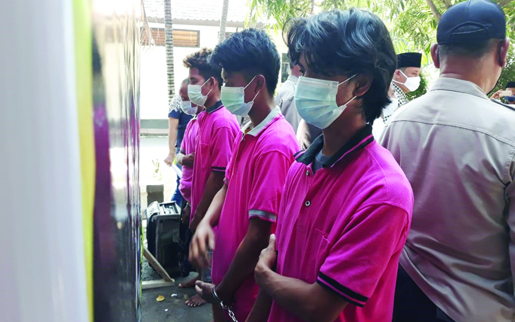 BEJAT: Para pelaku pemerkosaan terhadap anak yang ditangkap tim Satreskrim Polres Lotim ditunjukkan ke publik di Mapolres Lotim, Jumat (21/5/2021). (IST/Lombok Post)