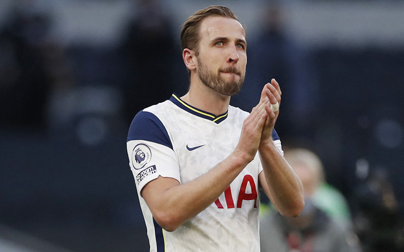 PAMITAN: Kane berjalan mengitari lapangan sambil membalas tepuk tangan penonton usai menjamu Aston Villa di Tettenham Hotspur Stadium. Mimik wajahnya terlihat sedih. (Paul Childs/Pool/AFP)