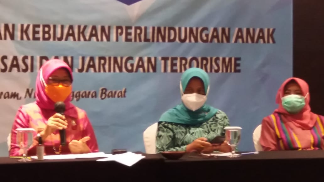LINDUNGI ANAK: Asisten I Setda NTB Baiq Eva Nurcahyaningsih (kiri) memberikan sambutan dalam acara FGD bertema Supervisi Pelaksanaan Kebijakan Perlindungan Anak Korban Stigmatisasi dan Jaringan Terorisme yang digagas Kementerian Pemberdayaan Perempuan dan