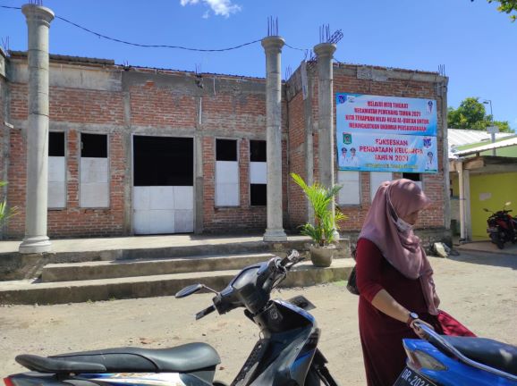 DITUNDA: Kondisi kantor Desa Pemenang Barat yang pembangunannya terpaksa ditunda akibat adanya refocusing Dana Desa (DD) tahun ini, kemarin (3/5).( FERIAL/LOMBOK POST)