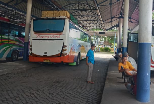 MULAI SEPI: Sejumlah sopir dan kernet PO di Terminal Tipe A Mandalika memanfaatkan waktu luang untuk bercanda di terminal setempat. Mulai kemarin (6/5) keberangkatan penumpang antar kota antar provinsi sudah tidak ada.(ROJAI/LOMBOK POST)
