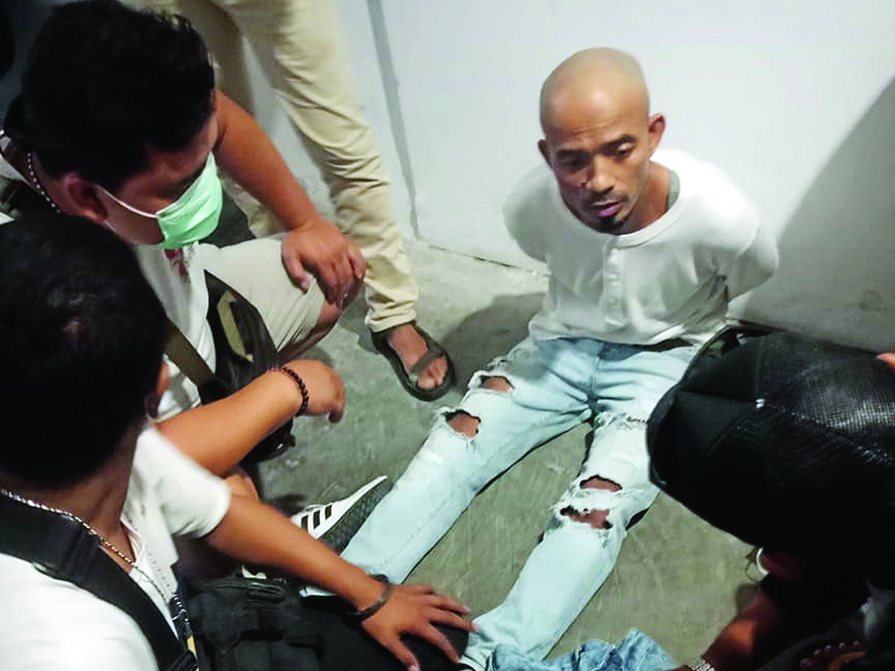 TAK BERKUTIK: Penyelundup sabu berinisial IA alias Panjang diringkus tim Ditresnarkoba Polda NTB di BIL, Lombok Tengah, Senin (3/5/2021). (IST/Lombok Post)