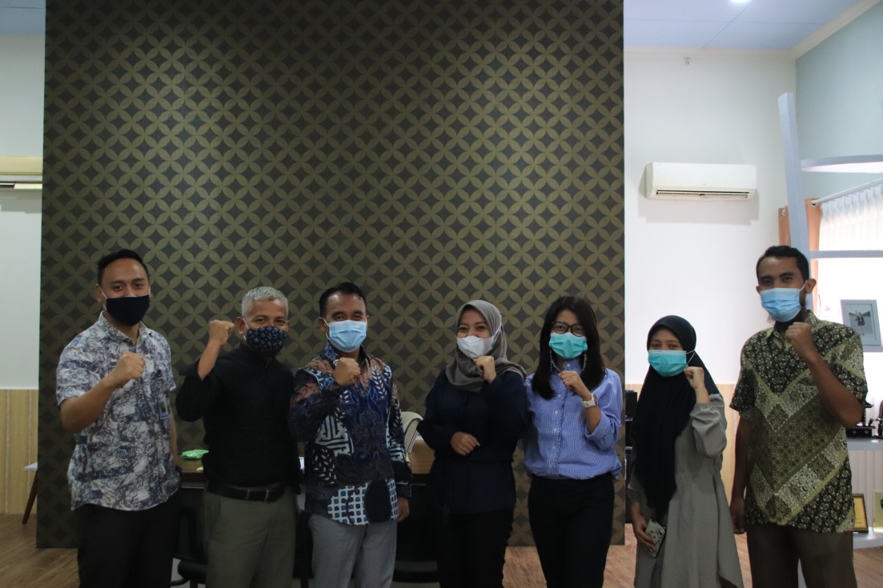 KOLABORASI: Pemprov NTB bersama Lombok Astoria berkolaborasi salurkan ratusan paket sahur, Kamis (6/5/2021). (Diskominfotik NTB for Lombok Post)