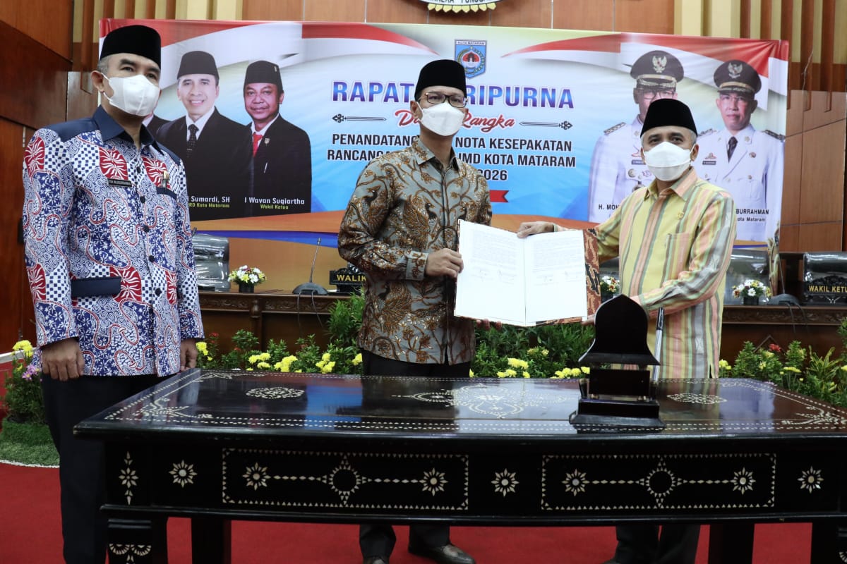 Ketua DPRD Kota Mataram menunjukkan nota kesepakatan yang telah ditandatangani bersama Wali Kota Mataram H Mohan Roliskana didampingi Wakil Wali Kota Mataram TGH Mujiburrahman terkait Rancangan Awal RPJMD Kota Mataram 2021-2026.( IST/LOMBOK POST)