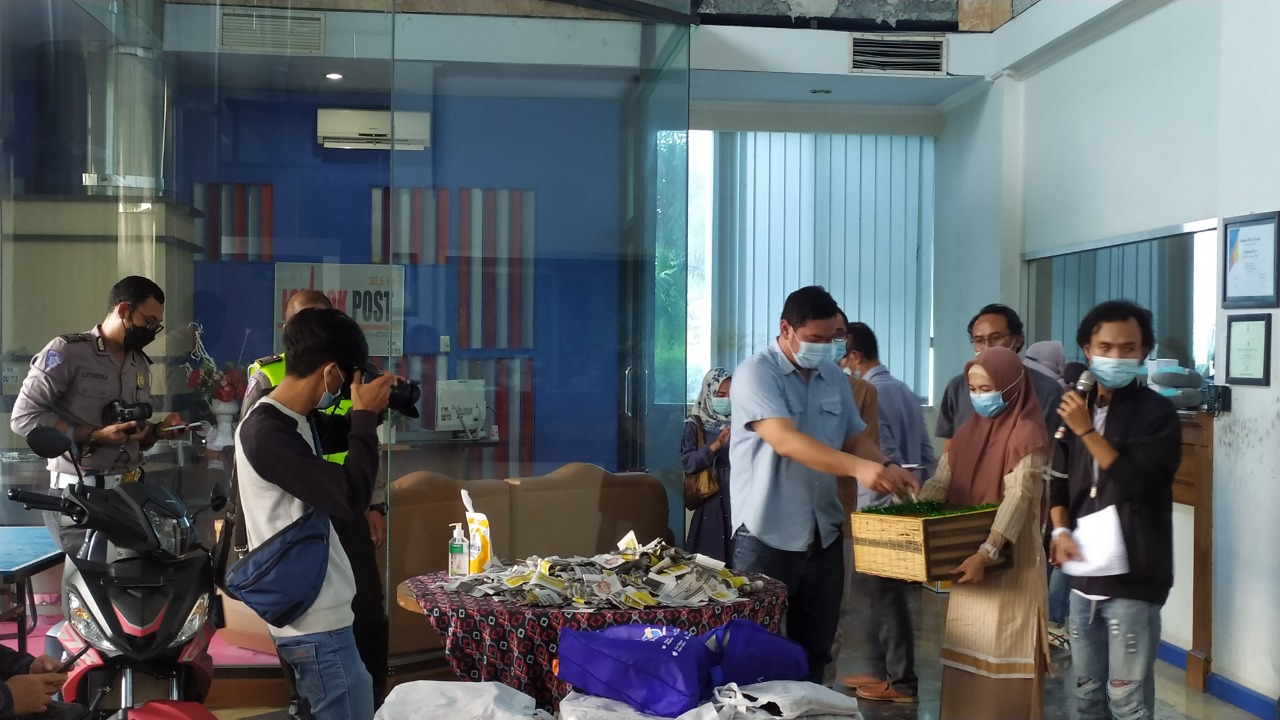 DIUNDI: Marketing Sub.Dept Head Astra Motor NTB Kresna Murti Dewanto mengundi salah satu pemenang Safety Riding Responsible & Campaign 2021, Selasa (11/4/2021).