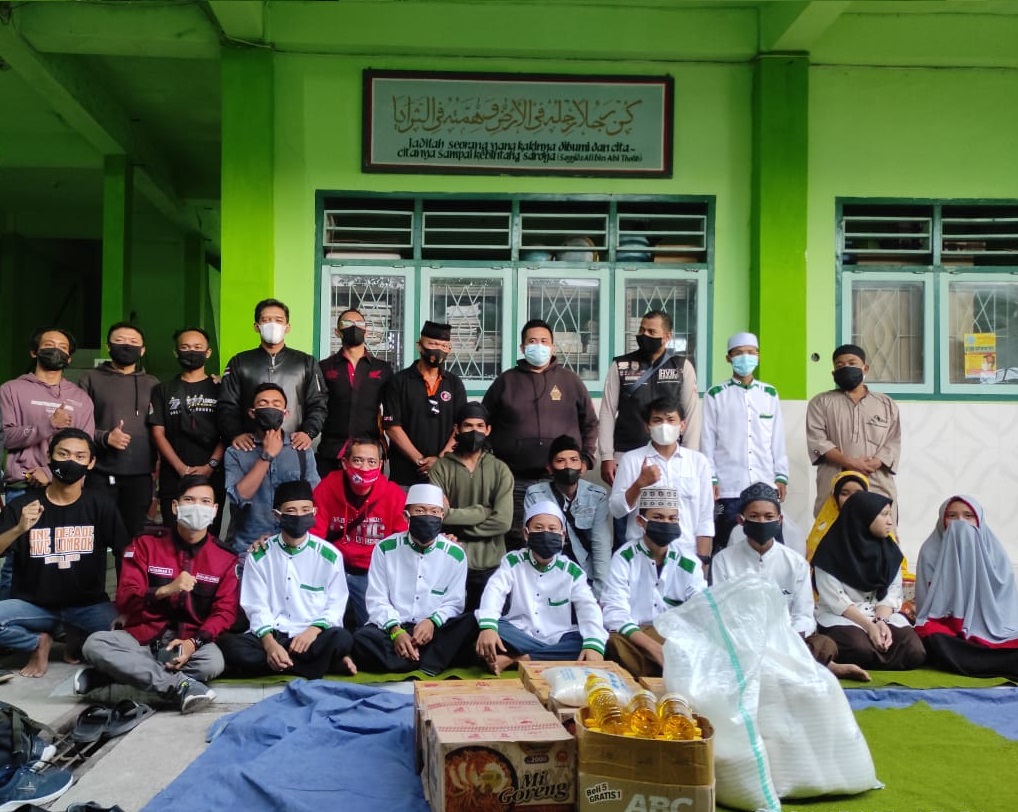 BERBAGI KEBAHAGIAAN: Komunitas HALo berfoto bersama dengan perwakilan santri di Ponpes Nurul Jannah, Ampenan.
