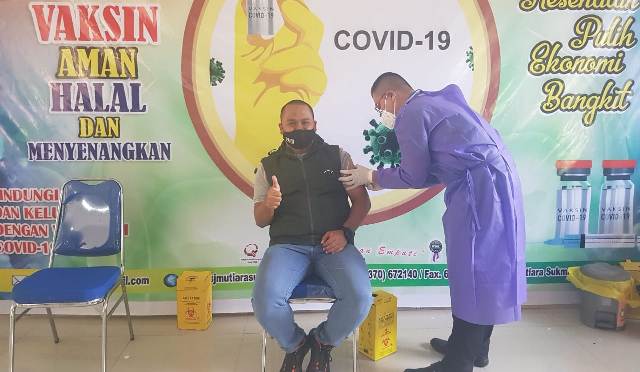 VAKSINASI: Seorang warga Kota Mataram saat mendapatkan vaksinasi covid-19 di RSJ Mutiara Sukma, beberapa waktu lalu. Penanganan dan pengendalian covid di Kota Mataram dianggap sudah baik oleh Pemprov NTB. (Wahyu/Lombok Post)