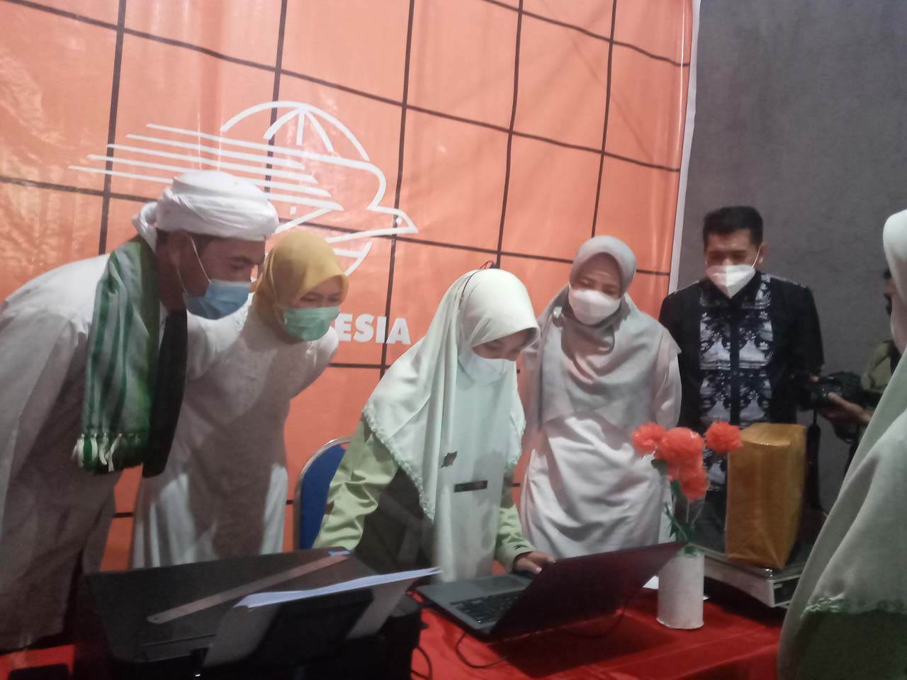 KREATIF: Wakil Gubernur NTB Hj Sitti Rohmi Djalillah (dua dari kanan) bersama Direktur Bisnis Kurir dan Logistik PT Pos Indonesia Siti Khoiriana (empat dari kanan) melihat santri yang mengaplikasikan pengiriman jasa online PT Pos Indonesia di Ponpes Nurul