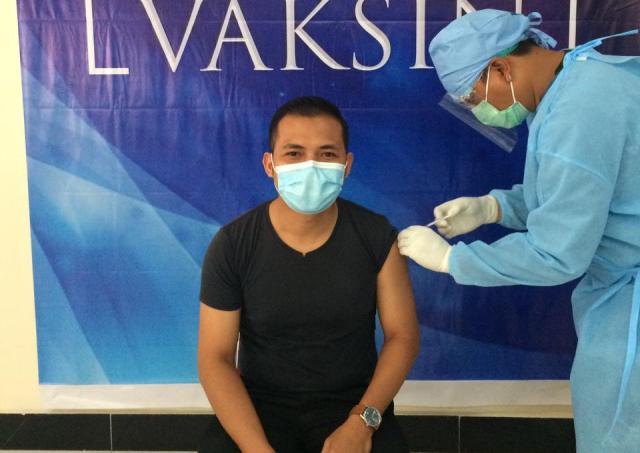 VAKSINASI: Salah seorang warga Lombok Barat saat divaksin, beberapa waktu lalu. Vaksinasi merupakan salah satu langkah pemerintah untuk mencegah penularan dan mengurangi risiko jika terpapar covid-19. (Ist Lombok Post)
