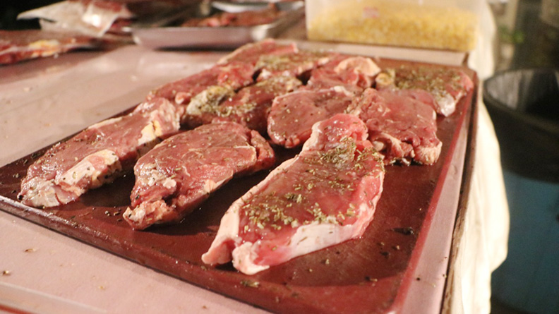 TAK KALAH SAING: Inilah penampakan potongan daging Special Bali Beef  yang dipamerkan dalam penyampaian rumusan hasil workshop dan temu bisnis