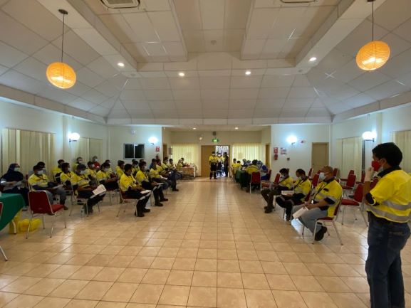 VAKSINASI: Sejumlah karyawan Amman Mineral menunggu giliran untuk divaksin di Townsite Batu Hijau, Sumbawa Barat. Pemprov NTB membantu 3.000 dosis vaksin untuk kegiatan ini.( DIKES NTB FOR LOMBOK POST)