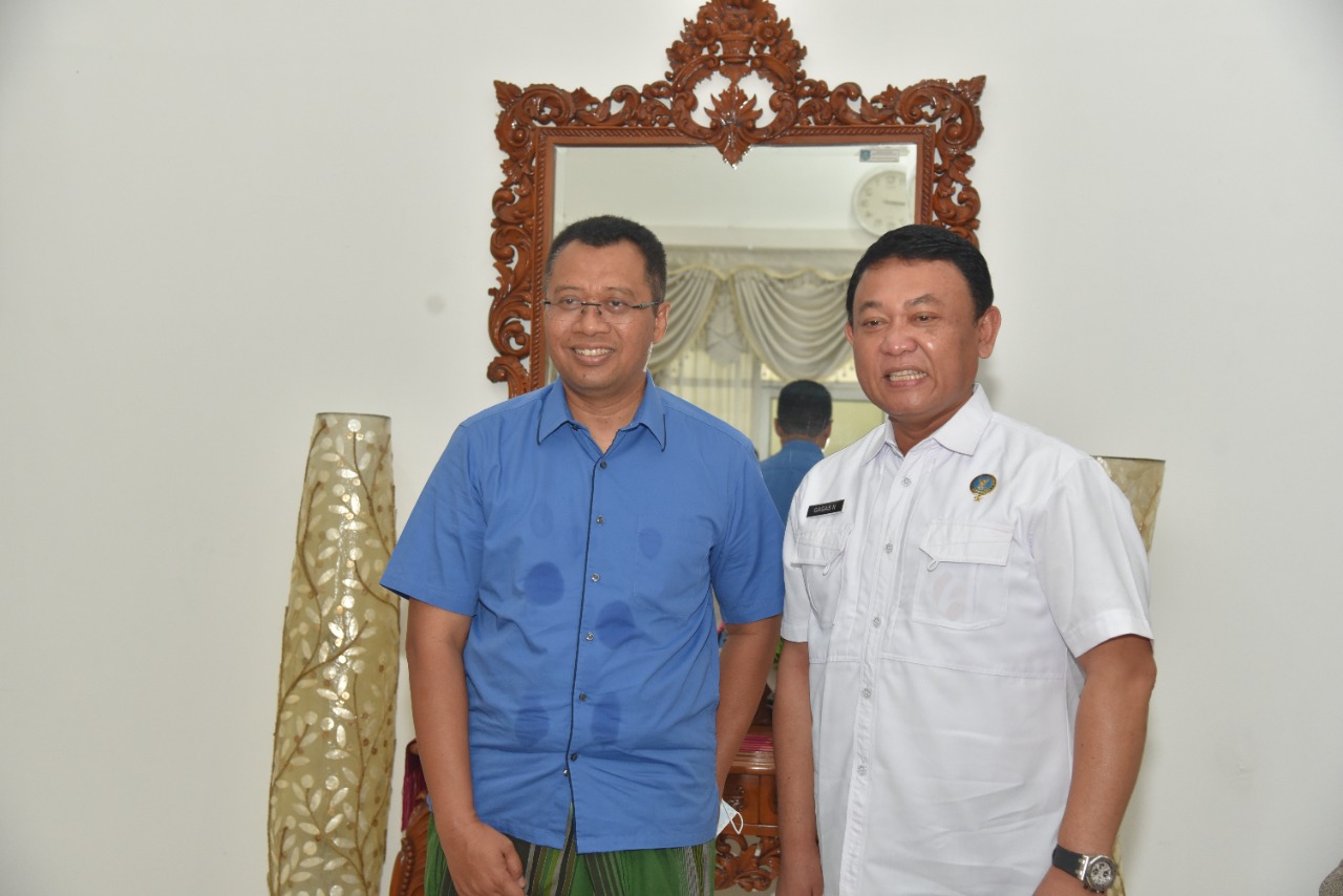 MASIFKAN DESA BERSINAR: Gubernur NTB H Zulkieflimansyah (kiri) bersama kepala BNN NTB yang baru Kombes Pol Gagas Nugraha di pendopo gubernur NTB, Kamis (24/6/2021). (Dinas Kominfotik NTB for Lombok Post)