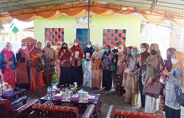 BANTU UMKM: Dinas Koperasi dan UMKM Kota Mataram melaunching Bale Kumpul (Bakul) UMKM yang dibangun di halaman kantornya, Senin (30/5). (TONI/LOMBOK POST)