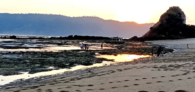 DAYA TARIK: Keindahan pantai di kawasan Novotel Resort Lombok ini mampu memikat wisatawan dari berbagai negara di dunia untuk datang. (Dedi/Lombok Post)