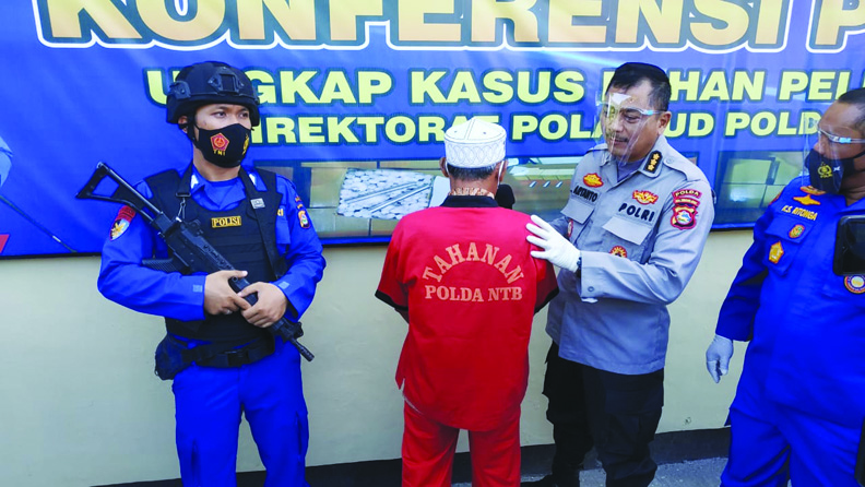 INTEROGASI: Kabid Humas Polda NTB Kombes Pol Artanto (dua dari kanan) bersama Dirpolairud Polda NTB Kombes Pol Kobul Syahrin Ritonga (kanan) menginterogasi tersangka AMB (inisial, Red) dalam jumpa pers di Mapolda NTB, Senin (7/6/2021). (Harli/Lombok Post)